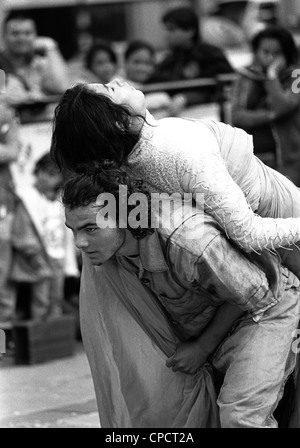 Groupe de théâtre ouvert (TEB) accomplissement d'un acte de violence paramilitaire en Colombie dans la place principale de Tunja, Boyacá, Colombie Banque D'Images