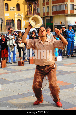 Groupe de théâtre ouvert (TEB) accomplissement d'un acte de violence paramilitaire en Colombie dans la place principale de Tunja, Boyacá, Colombie Banque D'Images