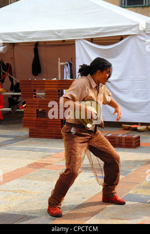 Groupe de théâtre ouvert (TEB) accomplissement d'un acte de violence paramilitaire en Colombie dans la place principale de Tunja, Boyacá, Colombie Banque D'Images