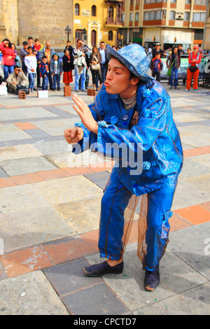 Groupe de théâtre ouvert (TEB) accomplissement d'un acte de violence paramilitaire en Colombie dans la place principale de Tunja, Boyacá, Colombie Banque D'Images