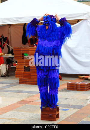 Groupe de théâtre ouvert (TEB) accomplissement d'un acte de violence paramilitaire en Colombie dans la place principale de Tunja, Boyacá, Colombie Banque D'Images