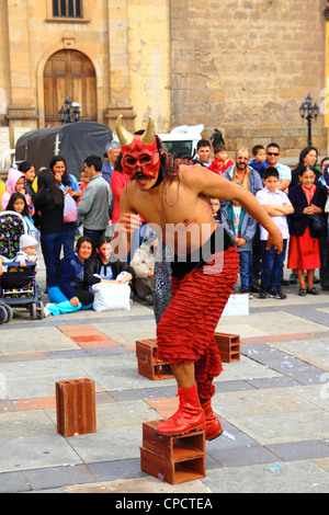 Groupe de théâtre ouvert (TEB) accomplissement d'un acte de violence paramilitaire en Colombie dans la place principale de Tunja, Boyacá, Colombie Banque D'Images