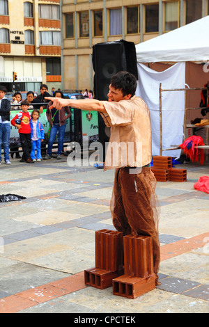 Groupe de théâtre ouvert (TEB) accomplissement d'un acte de violence paramilitaire en Colombie dans la place principale de Tunja, Boyacá, Colombie Banque D'Images