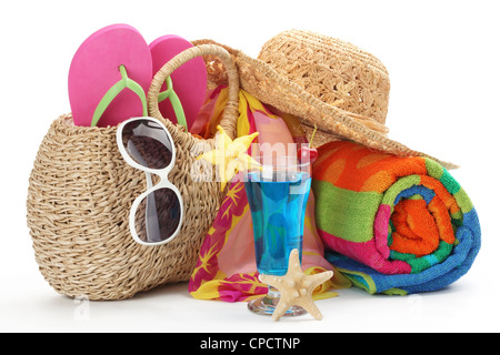 Sac de plage avec serviette,tongs et lunettes de soleil. Banque D'Images