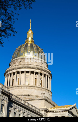 Dôme doré de la Virginie de l'Ouest statehouse situé à Charleston, West Virginia, USA. Banque D'Images