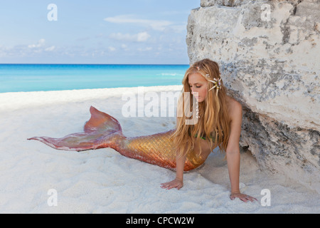 Jeune blonde sirène portant sur la plage à Cancun, Mexique Banque D'Images