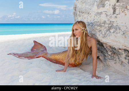 Jeune blonde sirène portant sur la plage à Cancun, Mexique Banque D'Images