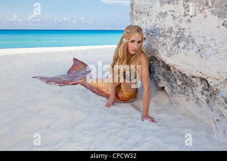 Jeune blonde sirène portant sur la plage à Cancun, Mexique Banque D'Images