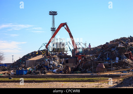Grue mécanique grabber travaillant dans une casse. Banque D'Images
