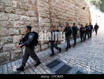 La police des frontières israélienne patrouille dans les rues du quartier musulman de la vieille ville de Jérusalem. Banque D'Images