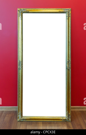 La production de masse en plastique jaune à partir de la trame d'un grand miroir se tenir contre un mur bureau rouge. Avec patch Banque D'Images