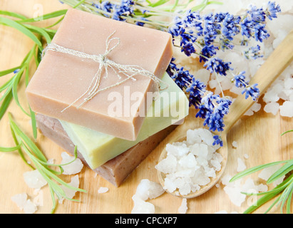 Savon fait maison avec du sel de mer et herbes Lavande Banque D'Images