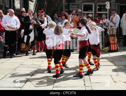 Maltby Phoenix rappeur oisillons côté danse effectuer au festival de Folk 2012 Holmfirth Banque D'Images