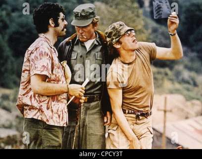 M*A*S*H 1970 TCF film avec Elliot Gould à gauche et Donald Sutherland center Banque D'Images