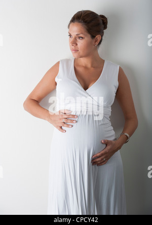 Femme enceinte se tenant la main sur son estomac Banque D'Images