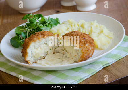 Avec le cresson et les pommes de terre Fishcakes Banque D'Images