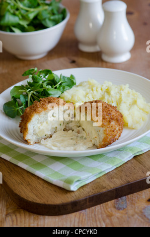 Avec le cresson et les pommes de terre Fishcakes Banque D'Images