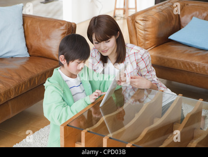 La mère et le fils à l'aide de Tablet PC Banque D'Images