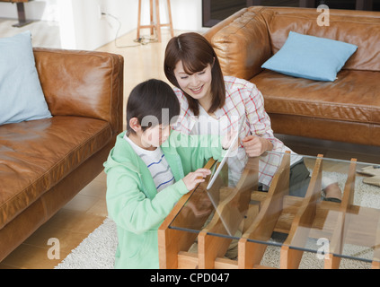 Boy using tablet PC Banque D'Images