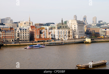 Vue sur la Tamise à partir de la rive sud de la ville de Londres. Banque D'Images