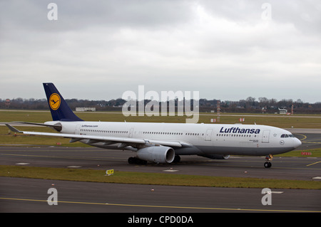 Lufthansa Airbus A330 L'imposition de la piste, Düsseldorf, Allemagne Banque D'Images