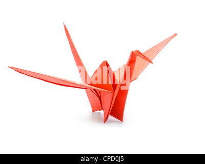Grue origami japonais traditionnel fabriqué à partir de papier rouge sur fond blanc