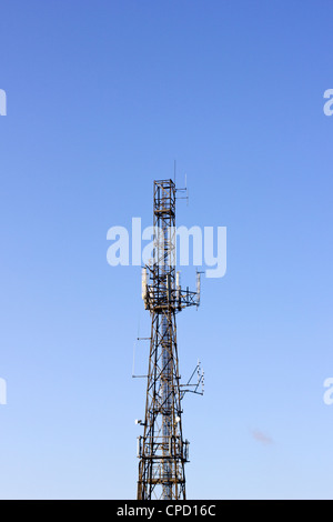 Mât de communication contre un ciel bleu Banque D'Images