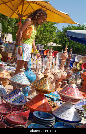 Produits de poterie sur le marché à l'île de Djerba, Houmt Souk, Tunisie, Afrique Banque D'Images