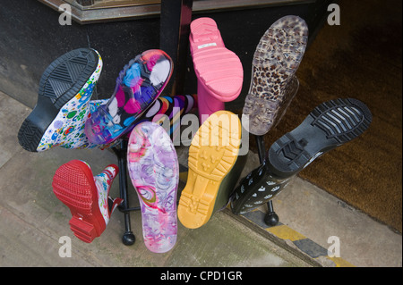 Affichage de gumboots multicolores pour la vente hors magasin sur high street, dans le Shropshire Ludlow Angleterre UK Banque D'Images