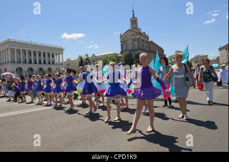 Les enfants de l'Ukraine dans le défilé de la rue Khreschatyk, Kiev, Ukraine, l'Europe Banque D'Images