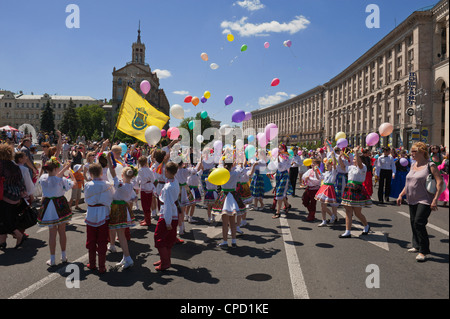 Les enfants de l'Ukraine dans le défilé de la rue Khreschatyk, Kiev, Ukraine, l'Europe Banque D'Images