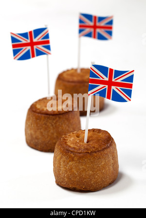 Porc britannique tartes avec union jack flag sur fond blanc Banque D'Images