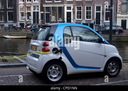 La recharge d'une voiture électrique, Amsterdam, Pays-Bas, Europe Banque D'Images