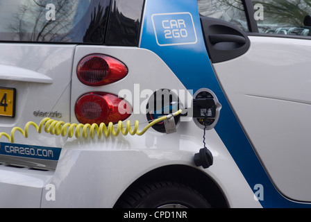 La recharge d'une voiture électrique, Amsterdam, Pays-Bas, Europe Banque D'Images