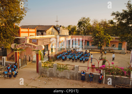 Première école locale dans village rural, Saijpur Ras, Gujarat, Inde, Asie Banque D'Images