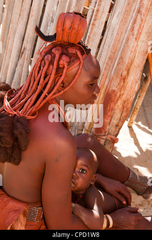 Femme Himba et son bébé, Skeleton Coast National Park, Namibie, Afrique Banque D'Images