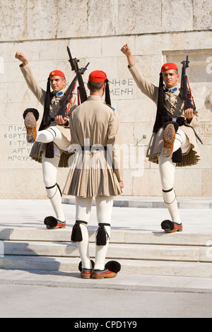 Changement de la garde sur la Tombe du Soldat inconnu, Athènes, Grèce, Europe Banque D'Images