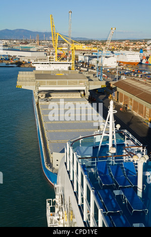 D'un cargo dans le port de Livourne, Toscane, Italie, Europe Banque D'Images