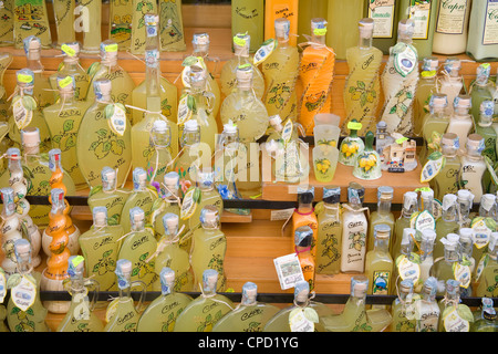 Limoncello en vente sur l'île de Capri, dans la baie de Naples, Campanie, Italie, Europe Banque D'Images