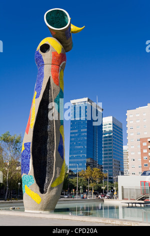 Dona i Ocell (femme et oiseau) sculpture dans le parc Joan Miro, L'Eixample, Barcelone, Catalogne, Espagne, Europe Banque D'Images
