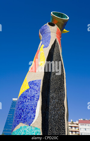 Dona i Ocell (femme et oiseau) sculpture dans le parc Joan Miro, L'Eixample, Barcelone, Catalogne, Espagne, Europe Banque D'Images