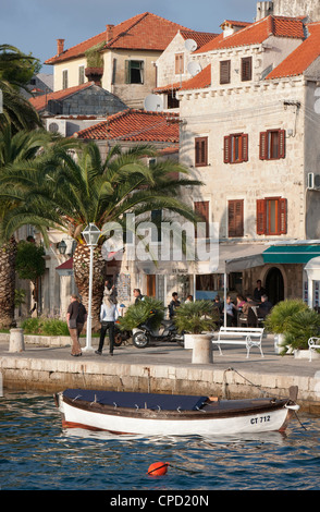 Bateau de pêche traditionnel et le bord de mer, Dubrovnik, Dalmatie, Croatie, Europe Banque D'Images