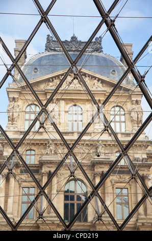 Le Louvre vu par la Pyramide, Paris, France, Europe Banque D'Images