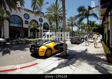 Bateau Voiture garée sur Rodeo Drive, Beverly Hills, Los Angeles, Californie, États-Unis d'Amérique, Amérique du Nord Banque D'Images