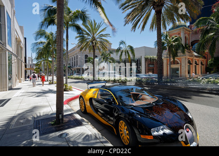 Bateau Voiture garée sur Rodeo Drive, Beverly Hills, Los Angeles, Californie, États-Unis d'Amérique, Amérique du Nord Banque D'Images