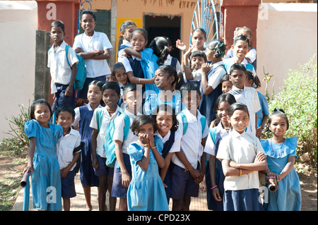 Les écoliers à l'extérieur de l'école du village rural, Orissa, Inde, Asie Banque D'Images