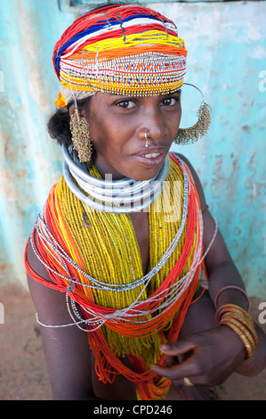 Bonda tribeswoman portant des costumes traditionnels de colle, Rayagader, Orissa, Inde Banque D'Images