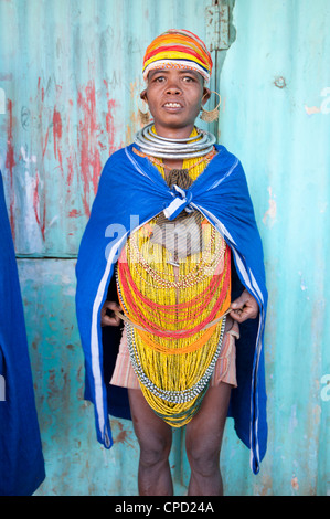 Bonda tribeswoman portant châle en coton bleu, Rayagader, Orissa, Inde Banque D'Images