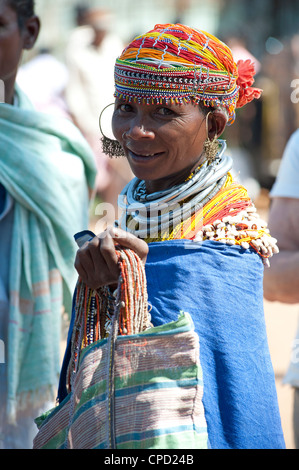 Smiling Bonda tribeswoman, Rayagader Châle coton port, Orissa, Inde Banque D'Images