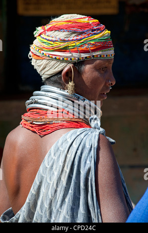 Bonda tribeswoman en coton bleu gris portant un châle, Rayagader, Orissa, Inde Banque D'Images